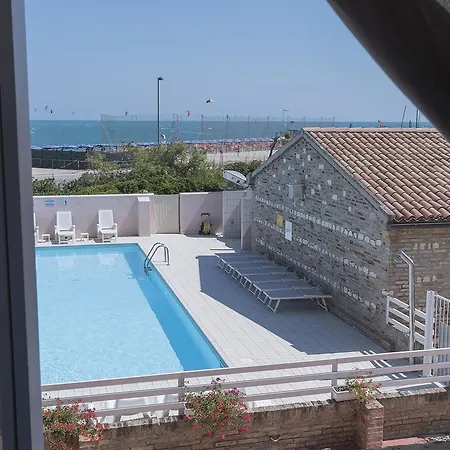 מלון דירות Lido Azzurro 4*